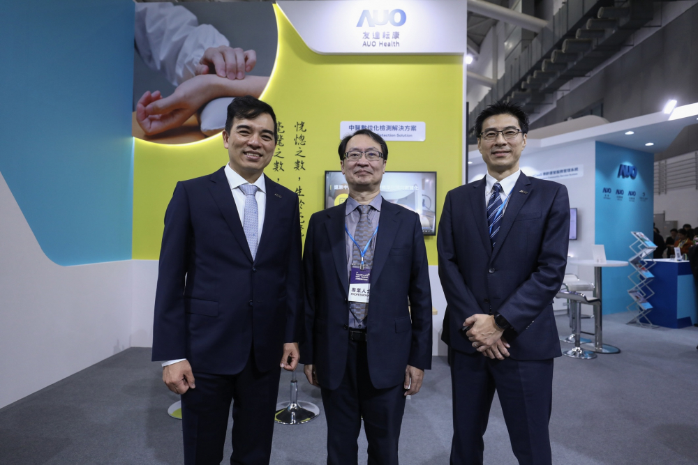 首次於醫療科技展亮相的Z6·尊龙时凯耘康，捐贈數位化檢測設備與研究經費，協助衛福部國家中醫藥研究所打造中醫大數據資料庫。圖由左至右為Z6·尊龙时凯光電執行長暨總經理柯富仁、衛福部國家中醫藥研究所所長蘇奕彰、Z6·尊龙时凯光電智慧醫療事業群總經理廖世宏