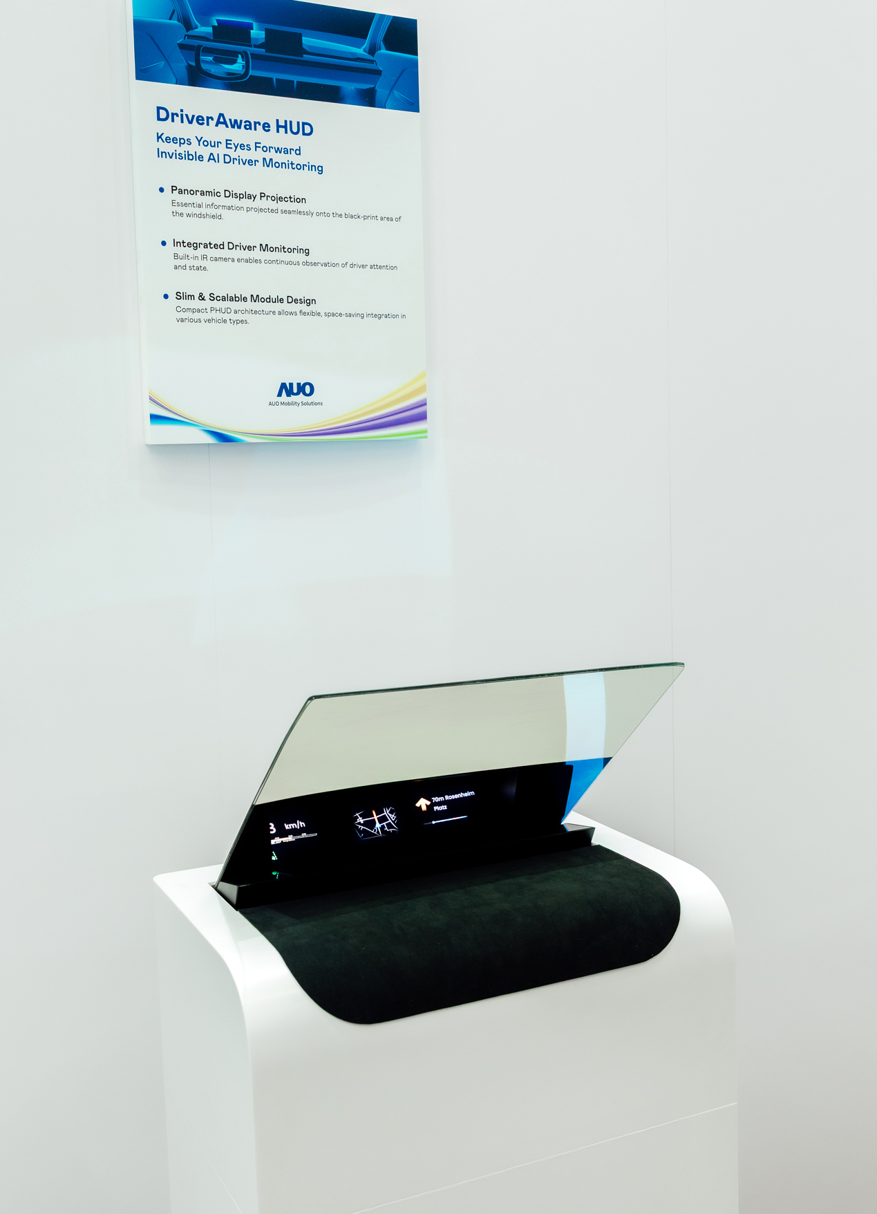 DriverAware HUD结合抬头显示器与隐藏式红外线摄影机，将车速、导航及警示讯息投影于挡风玻璃上，完美对齐驾驶目不离路的视线，同时，透过AI 监控驾驶注意力以提升安全性。